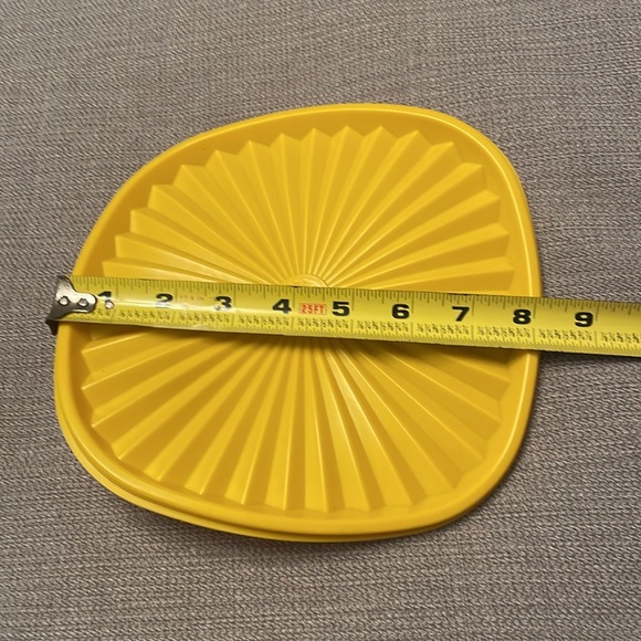 Vintage Tupperware Yellow Square Servalier Lid - Picture 3 of 3